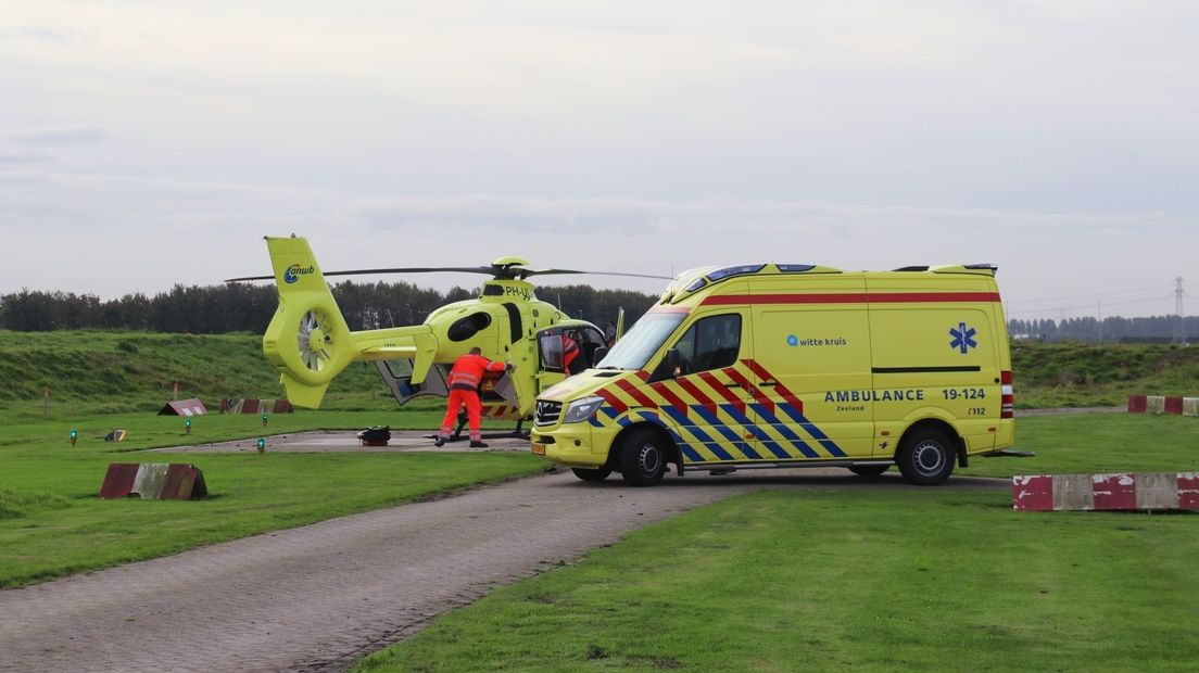 Ambulance en traumahelikopter bij het ADRZ-ziekenhuis in Goes