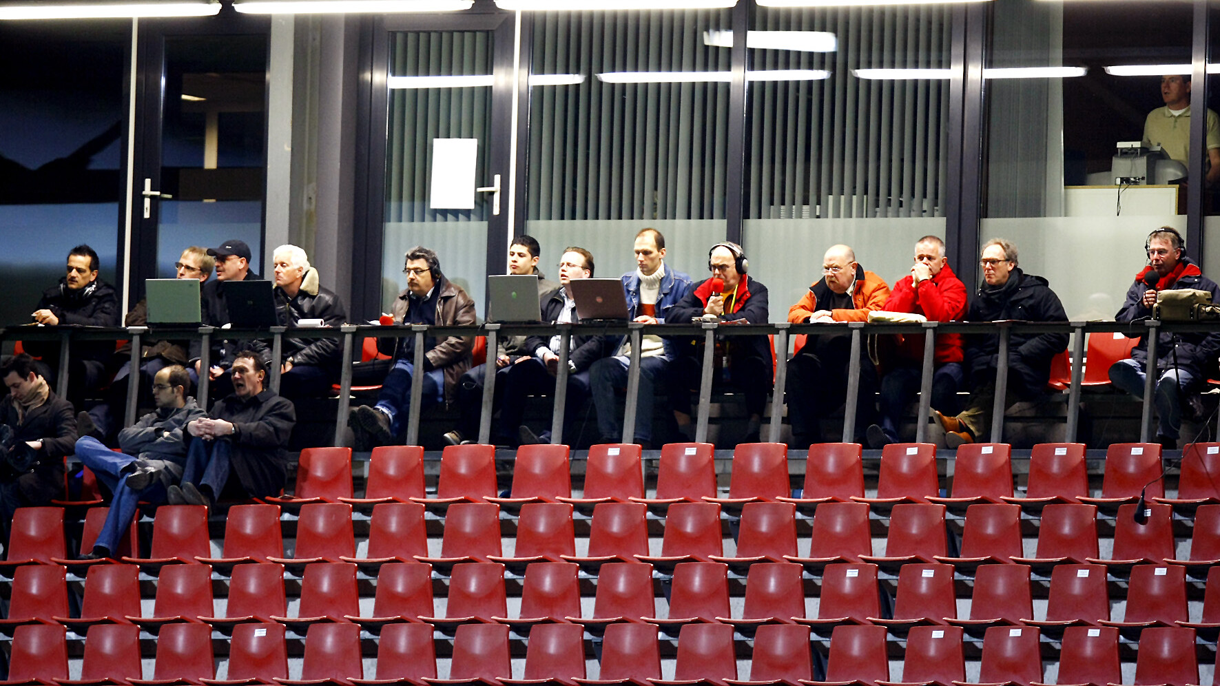 Geert van Tuinen (helemaal rechts) op de perstribune van MVV in Maastricht (2008)