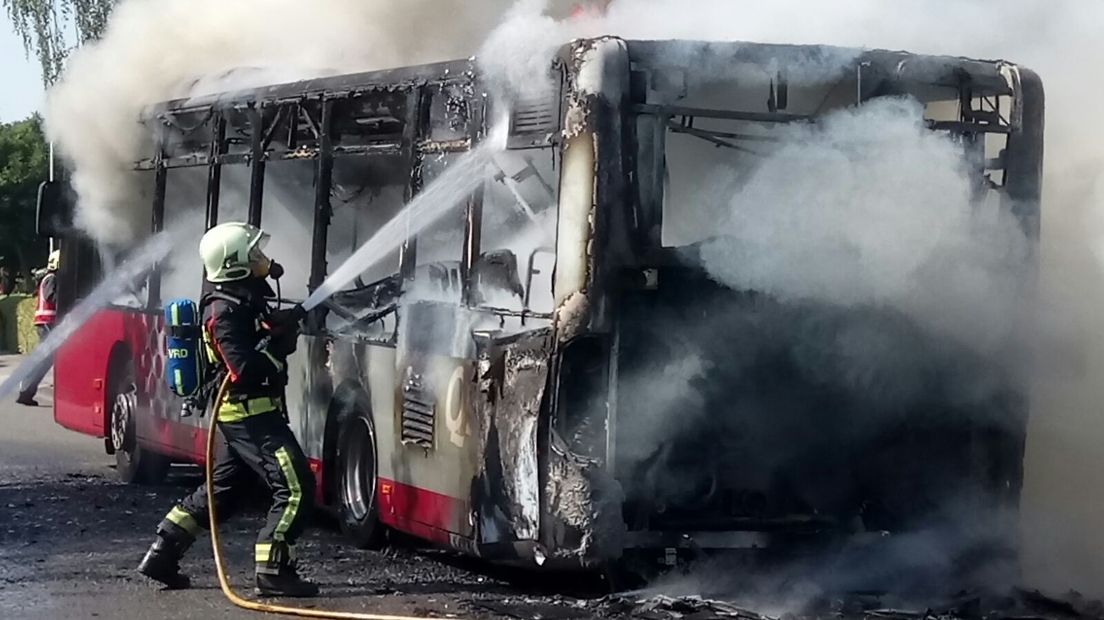 De bus is helemaal uitgebrand (Rechten: Van Oost Media)