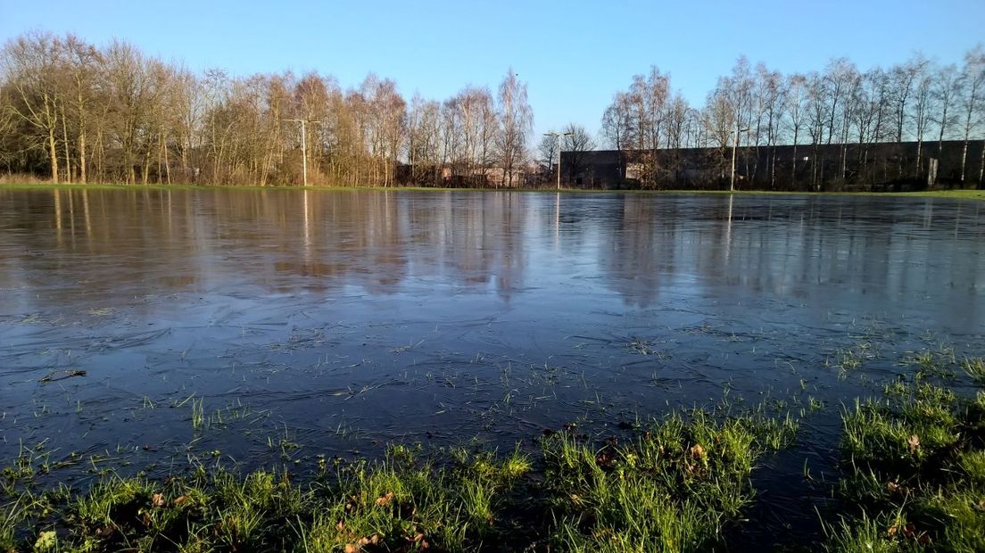 Een laagje ijs op het veld aan de Oosterveenseweg in Emmen