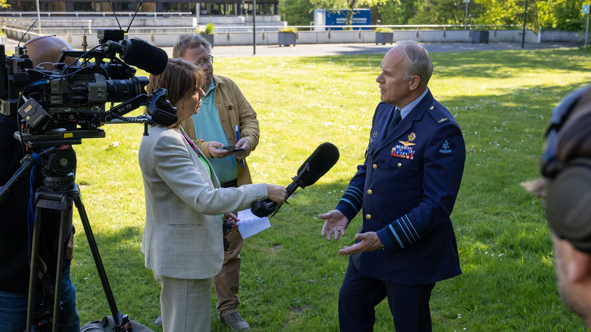 LIVE | Commandant der Strijdkrachten: 'Stoppen militaire oefeningen na branden niet nodig'