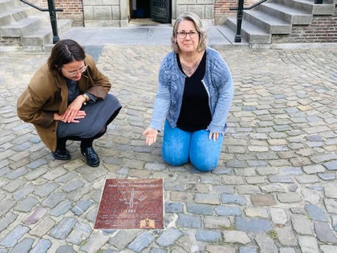 Merel van der Vaart (l) en Saskia Beukman (r) bij de gedenksteen voor Neelte en Marytje