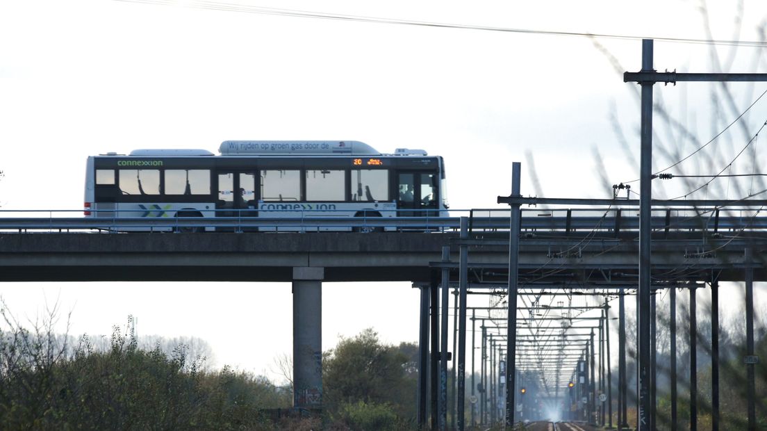 Connexxion-bus kruist het spoor Goes-Middelburg