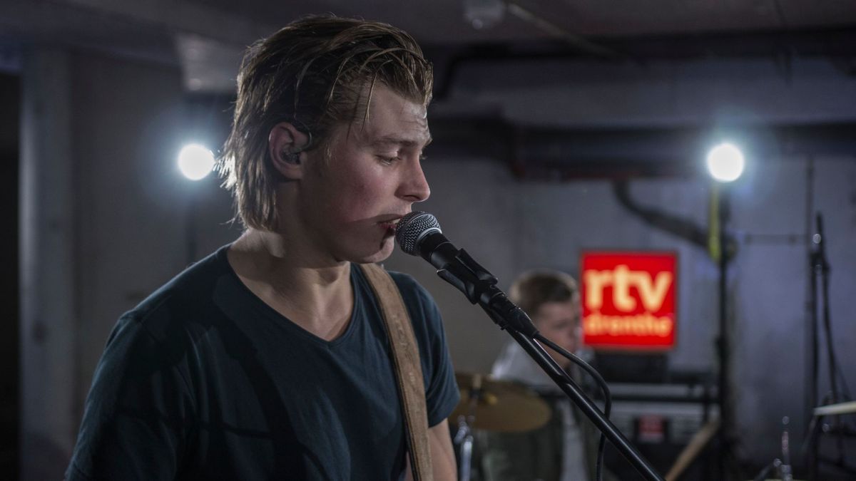 Djammen: roodgloeiende telefoon voor Kobus en de Rokkers