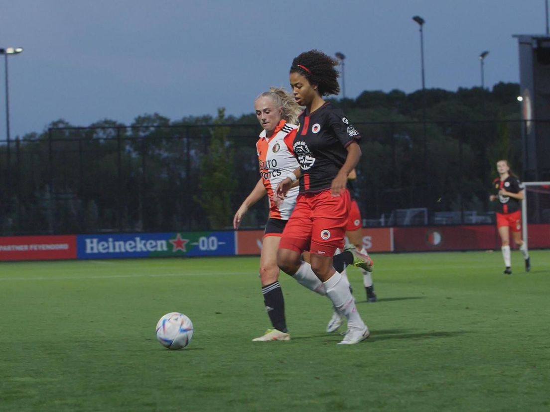 Speelsters van Feyenoord en Excelsior tijdens hun onderlinge duel.