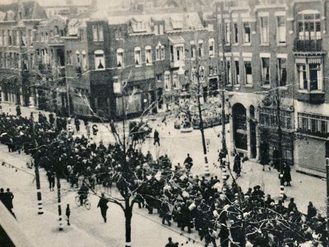 52.000 jongens en mannen werden door de nazi's gedeporteerd om dwangarbeid te verrichten in Duitsland. Foto van 11 november 1944.