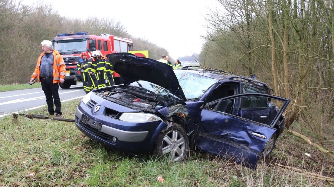 Auto van de weg bij A58-afrit naar Rilland