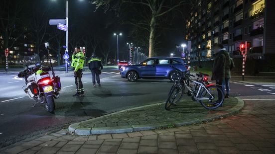 Vrouw en kinderen naar ziekenhuis door botsing in Zwolle. Vrouw en kinderen naar ziekenhuis door botsing in Zwolle.