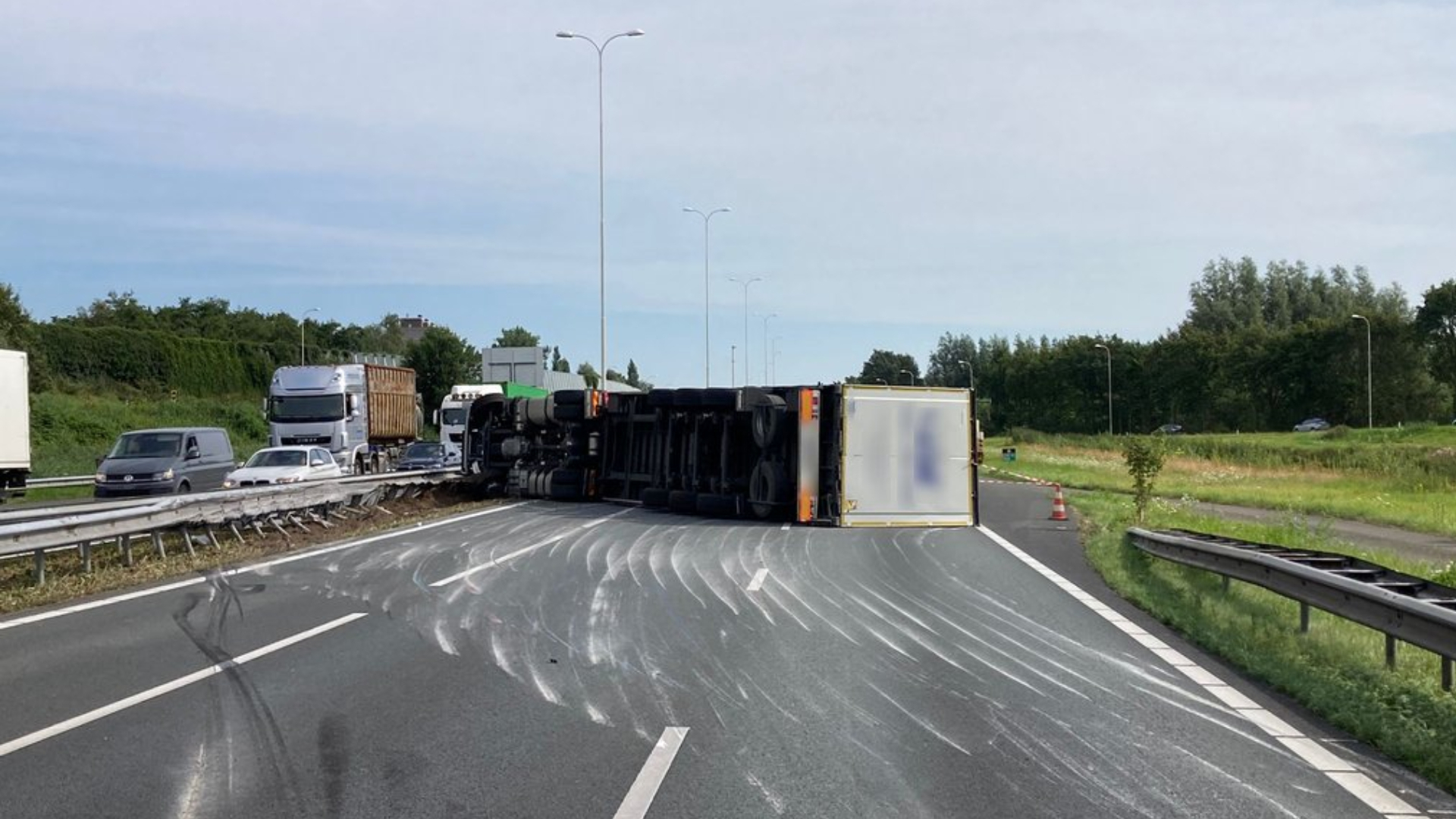 A28 open na urenlange afsluiting | Fietser uit Houten overleden na ongeluk.