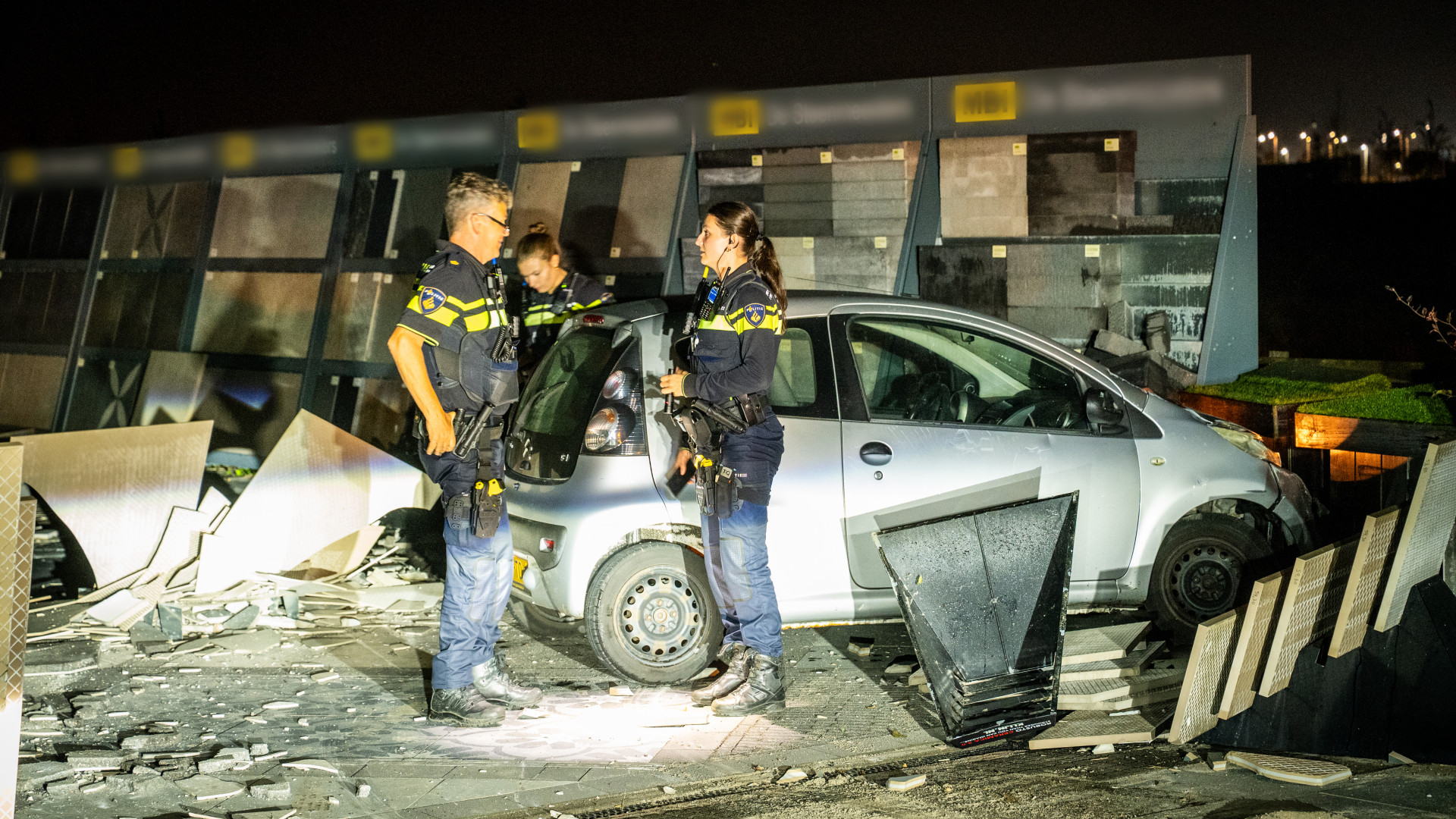 De auto die is ingereden op de showroom aan de Steekterweg in Alphen aan den Rijn