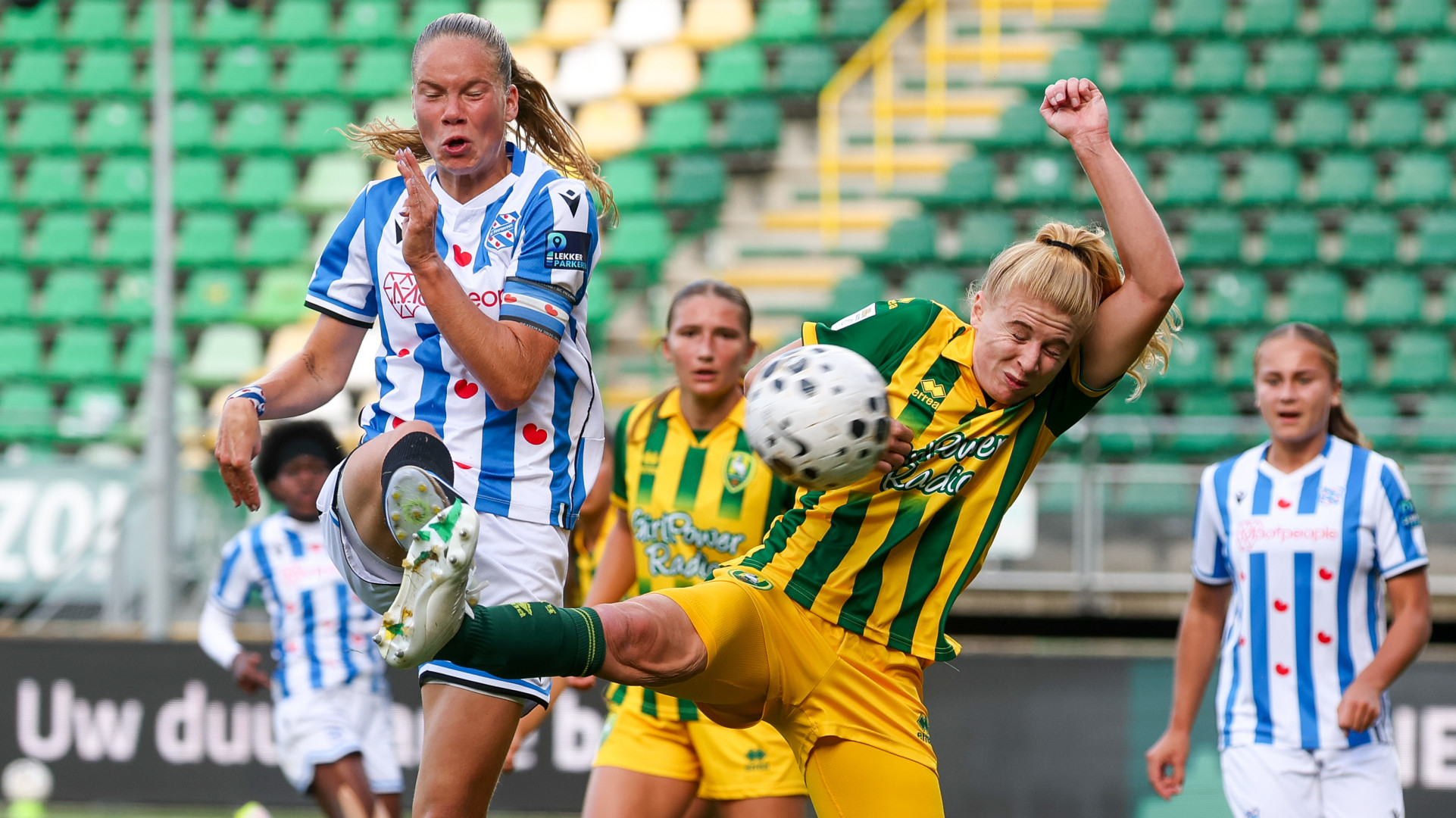 Bo Vonk namens ADO Den Haag in actie tegen SC Heerenveen