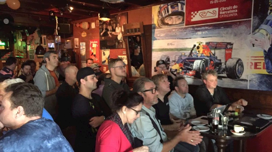 F1-fans verzameld in cafe De Herberg
