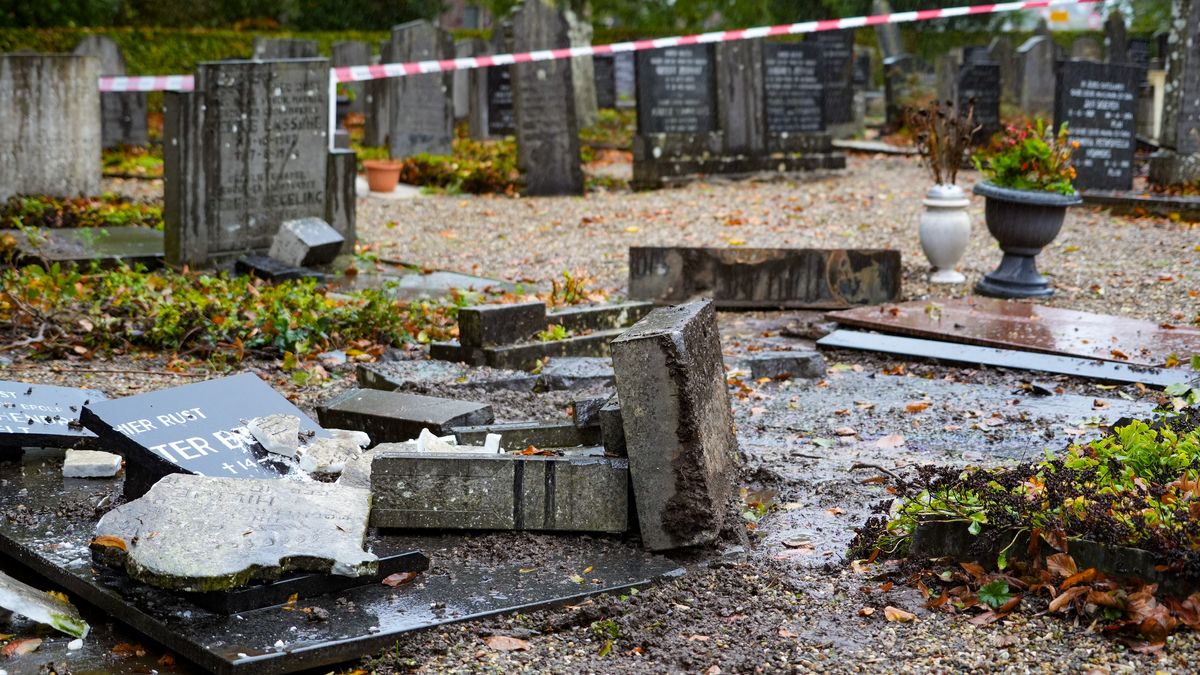 Automobilist wordt onwel en beschadigt 20 grafstenen in Blokzijl