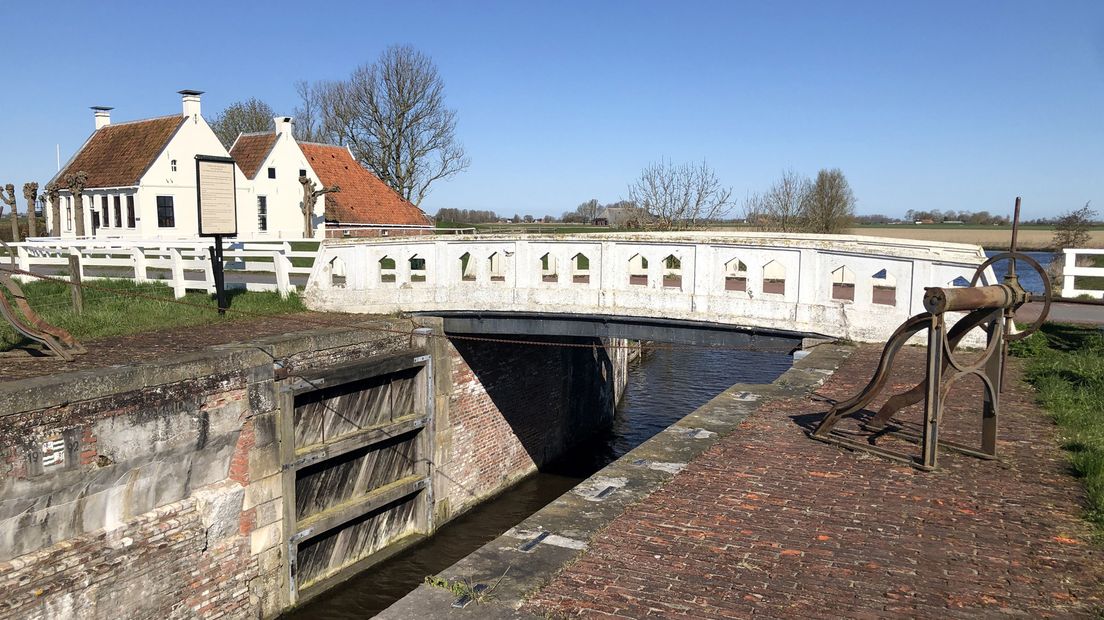 De 'kleine' sluis van het complex