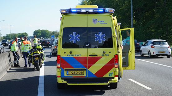 Twee gewonden bij kettingbotsing op A28 bij Eelde. Twee gewonden bij kettingbotsing op A28 bij Eelde.