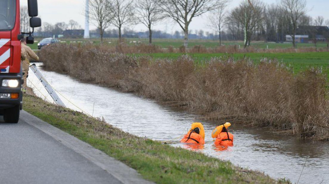 De auto raakte volledig onder water