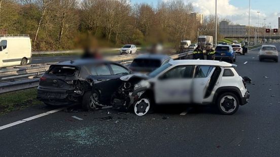 Drie autos op elkaar op A4, kettingbotsing op A12. Drie autos op elkaar op A4, kettingbotsing op A12.