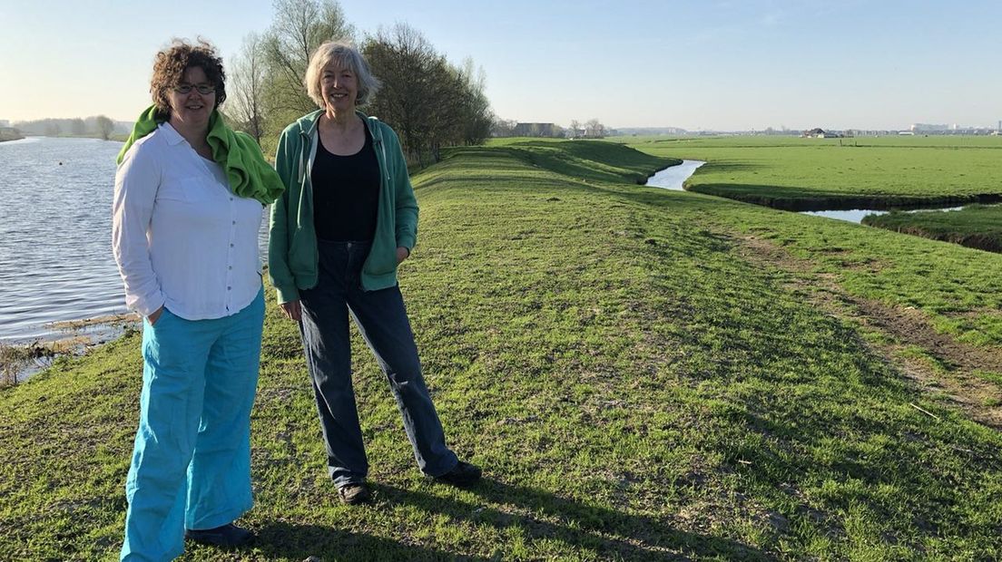 Els Struiving van Paddepoel Energiek en bewoonster Ilona Hakvoort (r)