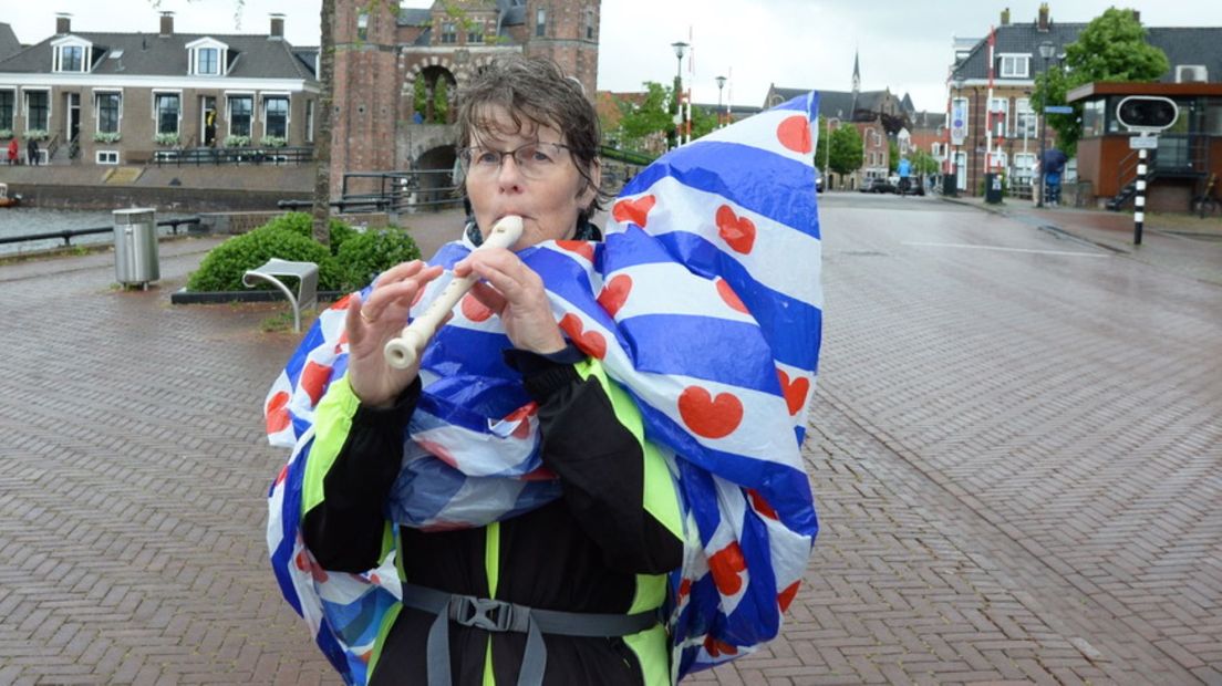 Wandelaar op dag 1 van de Elfstedenwandeltocht 2022