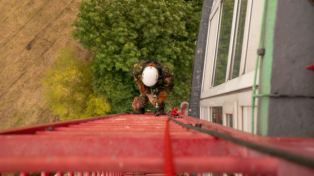 De leerlingen moeten de tv-toren in Hoogersmilde beklimmen