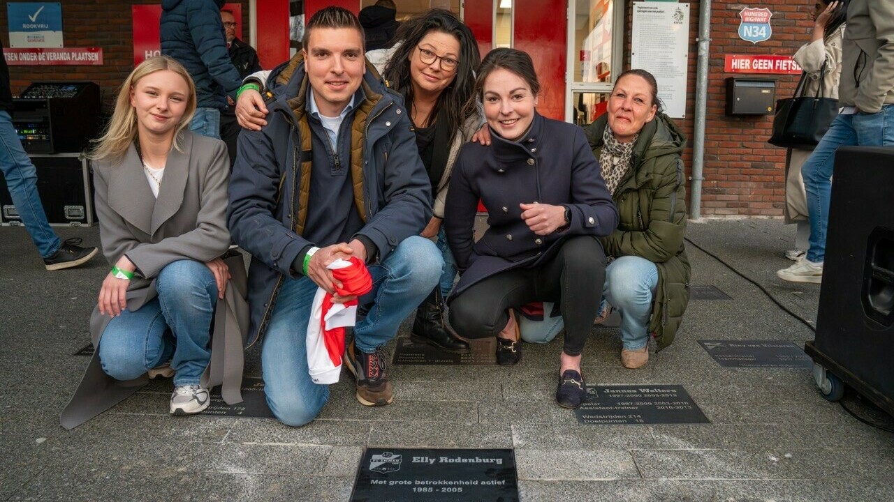 Eretegel voor 'Misses FC Emmen' Elly Rodenburg