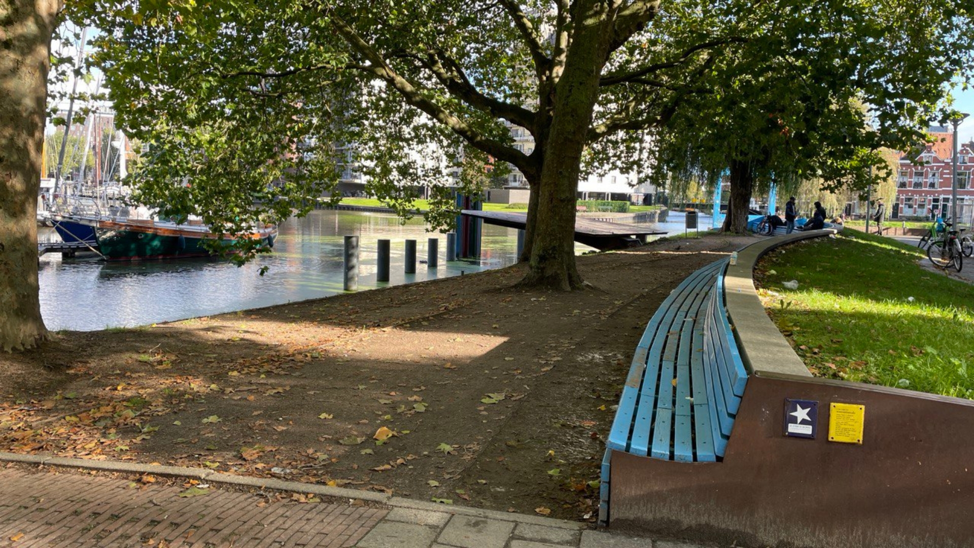 Bewoners Oosterhaven zijn overlast bij 'De Blauwe Bank' meer dan zat