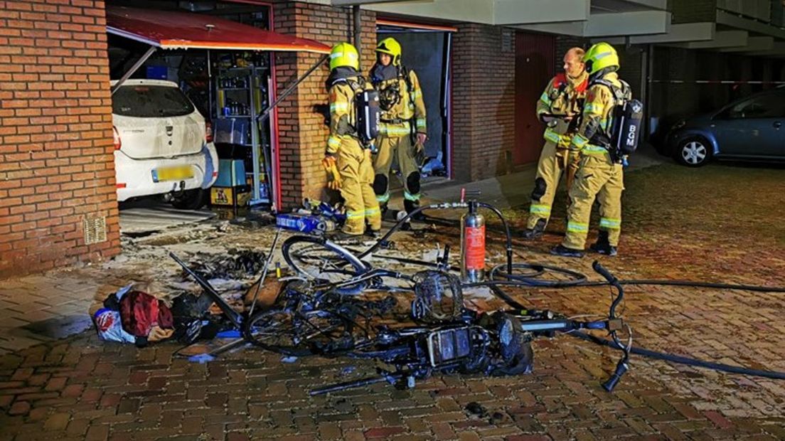 De brandweer bij de garagebox waar de brand ontstond