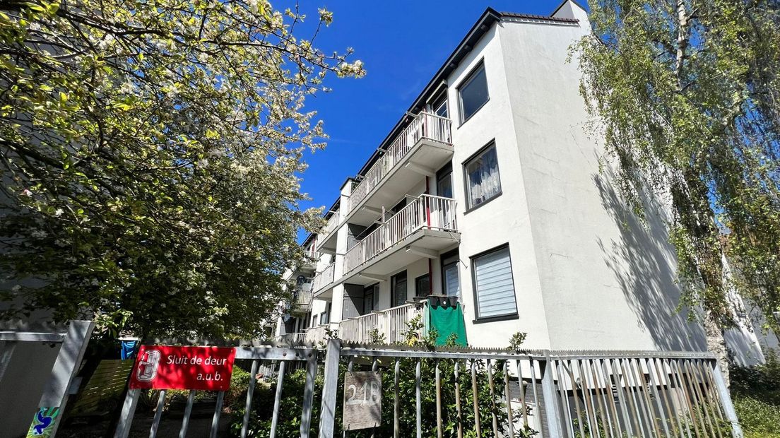 Het slachtoffer zou van het bovenste balkon zijn gevallen