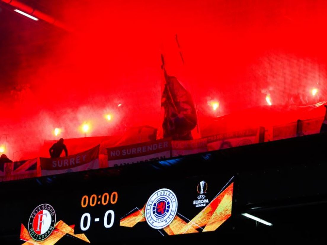 Vuurwerk in het uitvak tijdens Feyenoord-Rangers. (VK Sportphoto - Mischa Keemink)