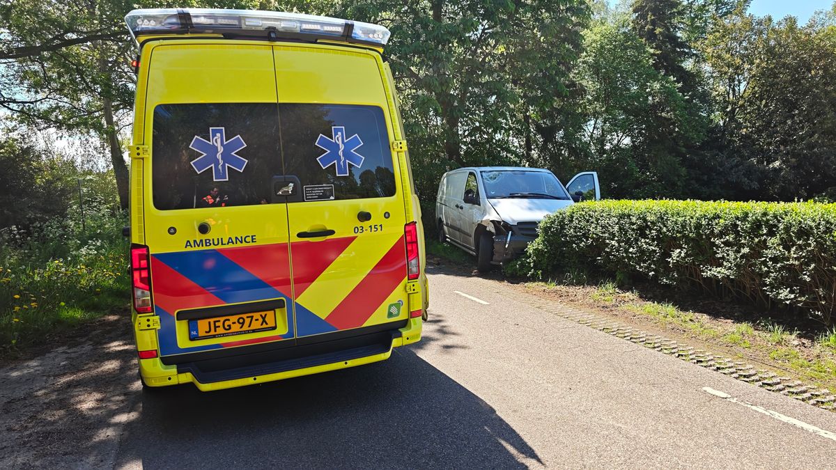 Quadrijder ernstig gewond na botsing met busje in Kerkenveld