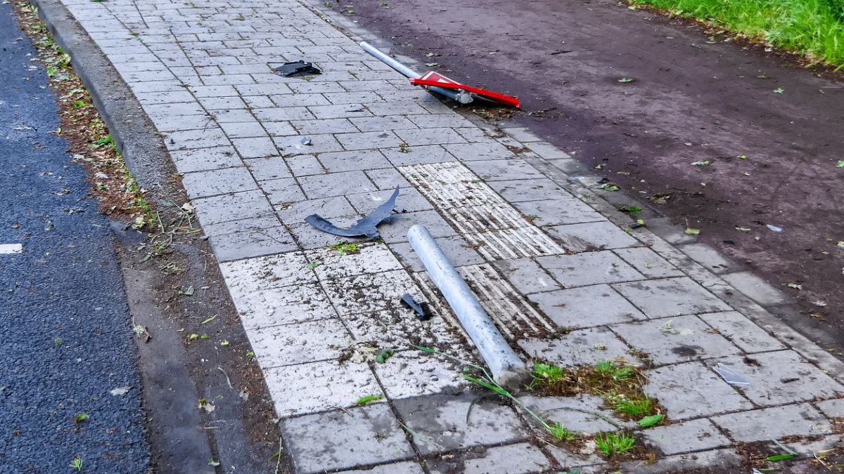 112 Nieuws: Automobilist ramt verkeersborden in Enschede en gaat ervandoor