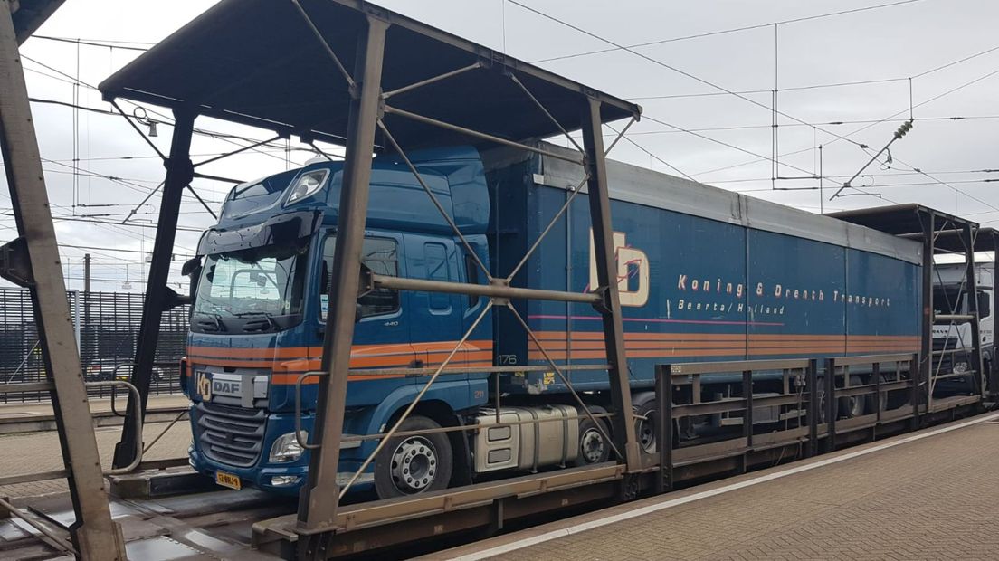 Een vrachtwagen van Koning & Drenth op een wagon van de Eurotunnel-trein