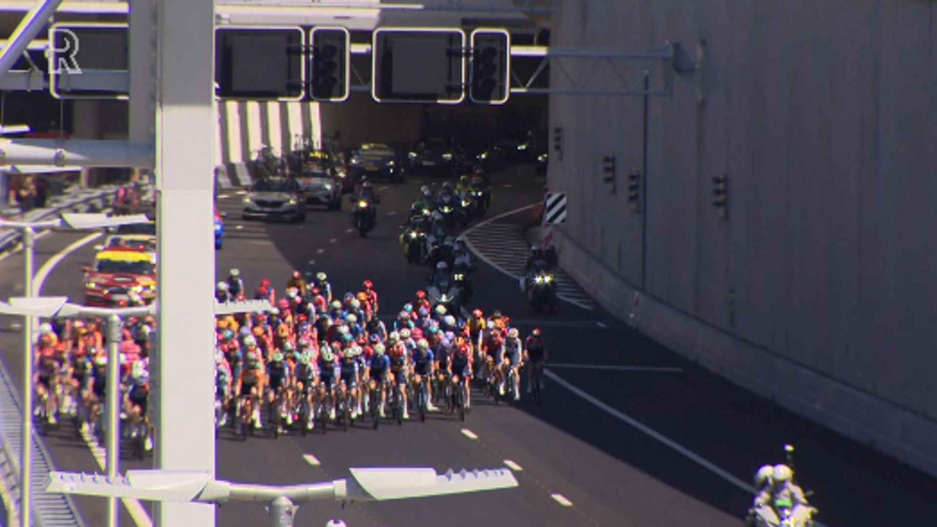 De rensters hebben de primeur: ze gaan als eerste over de gloednieuwe Blankenburgverbinding