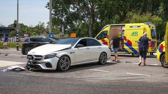 Aanrijding tussen twee autos leidt tot verwondingen. Aanrijding tussen twee autos leidt tot verwondingen.