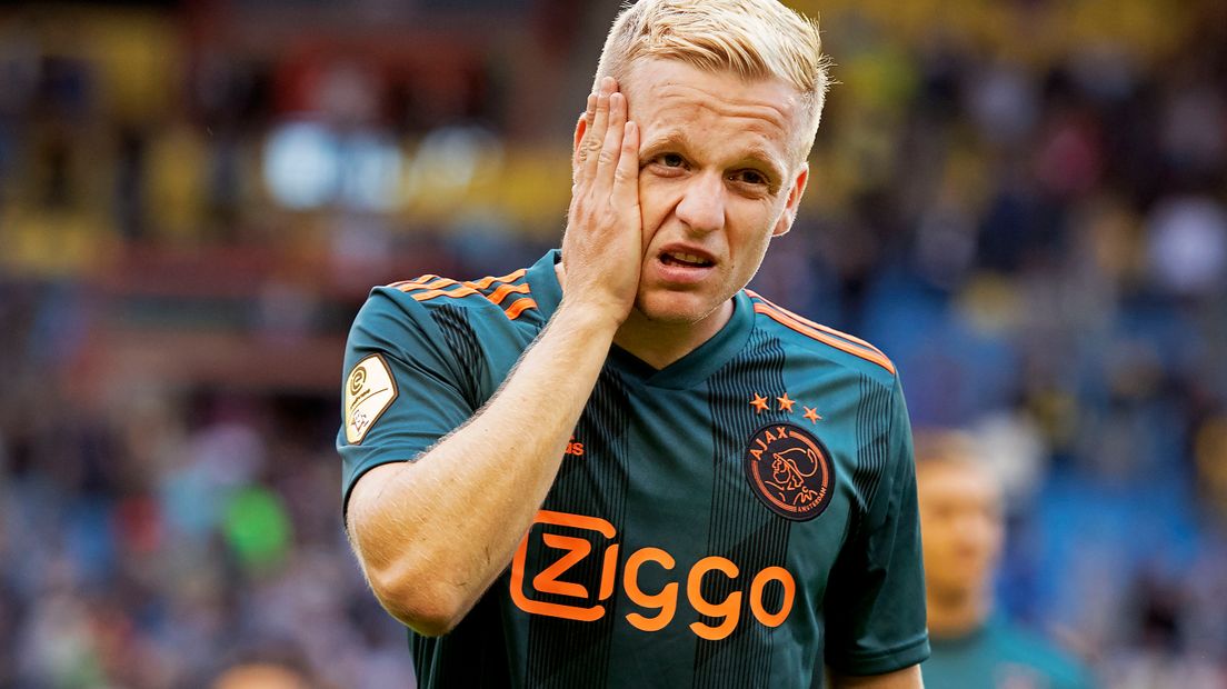 Voetballer Donny van de Beek staat nadrukkelijk in de belangstelling van Real Madrid. De fans van Ajax, zijn huidige club, hopen dat de inwoner van Nijkerkerveen niet naar de Spaanse hoofdstad gaat.