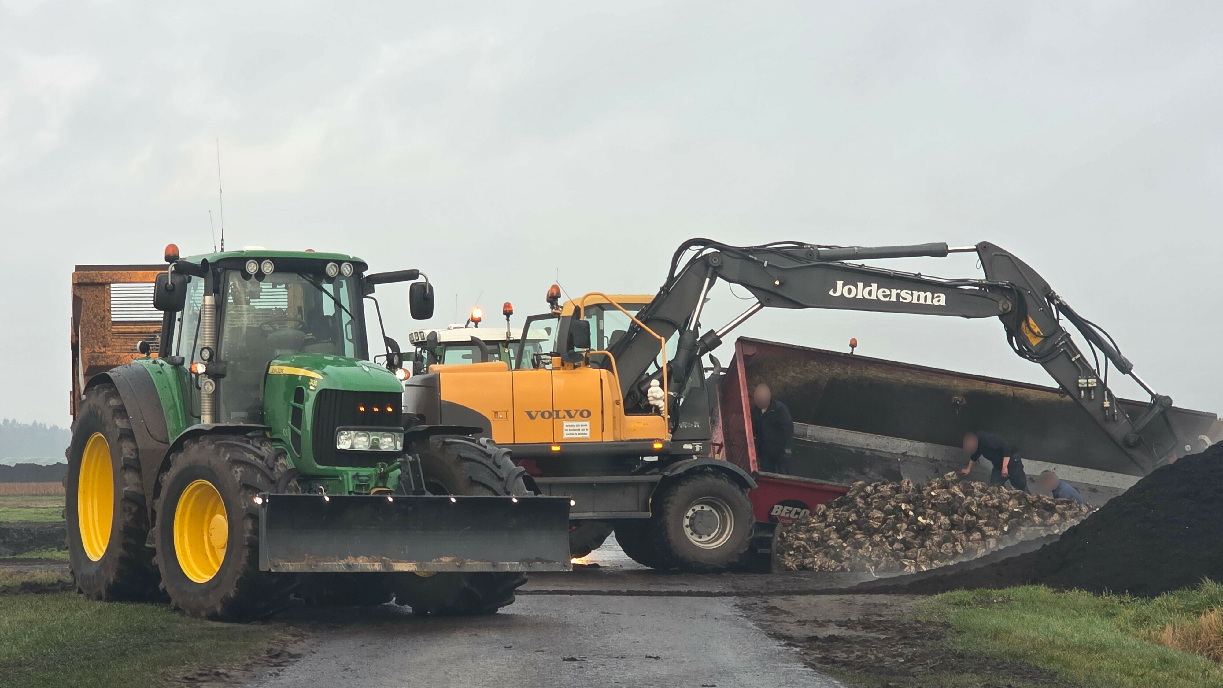 Aanhanger vol bieten kantelt in Smilde