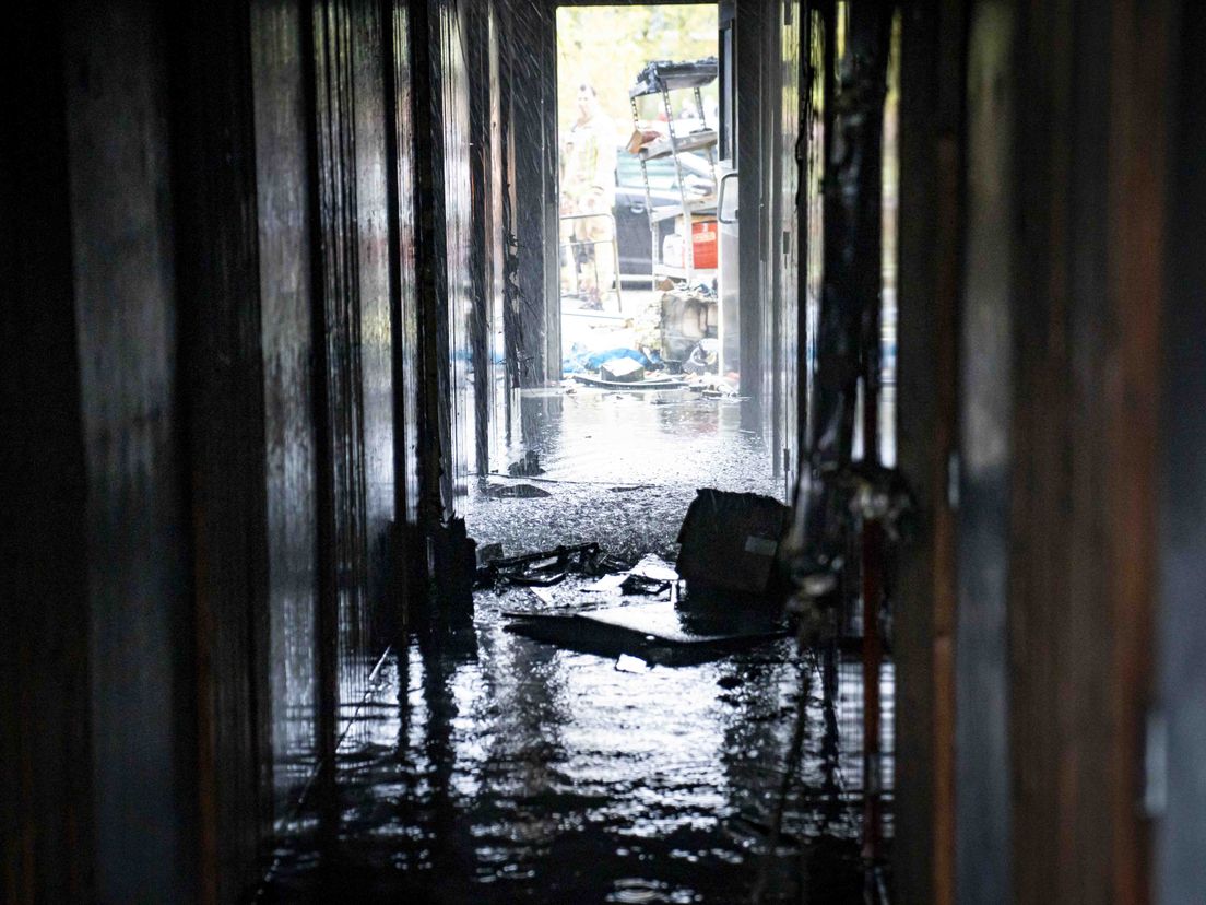 Veel waterschade in de flat aan de Eliotplaats door een gesprongen waterleiding na een brand in een kelderbox