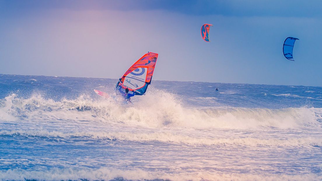 Voor surfers kan het vrijwel niet hard genoeg waaien