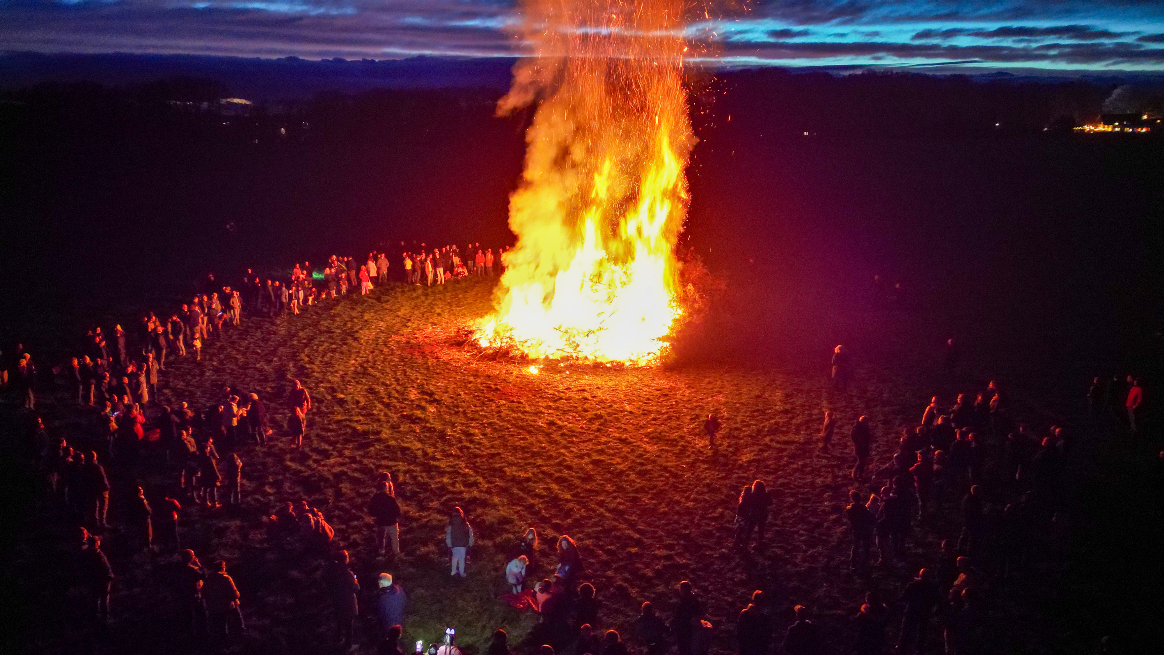 Regels voor paasvuren stapelen zich op, is het organiseren van de traditie nog wel te doen?
