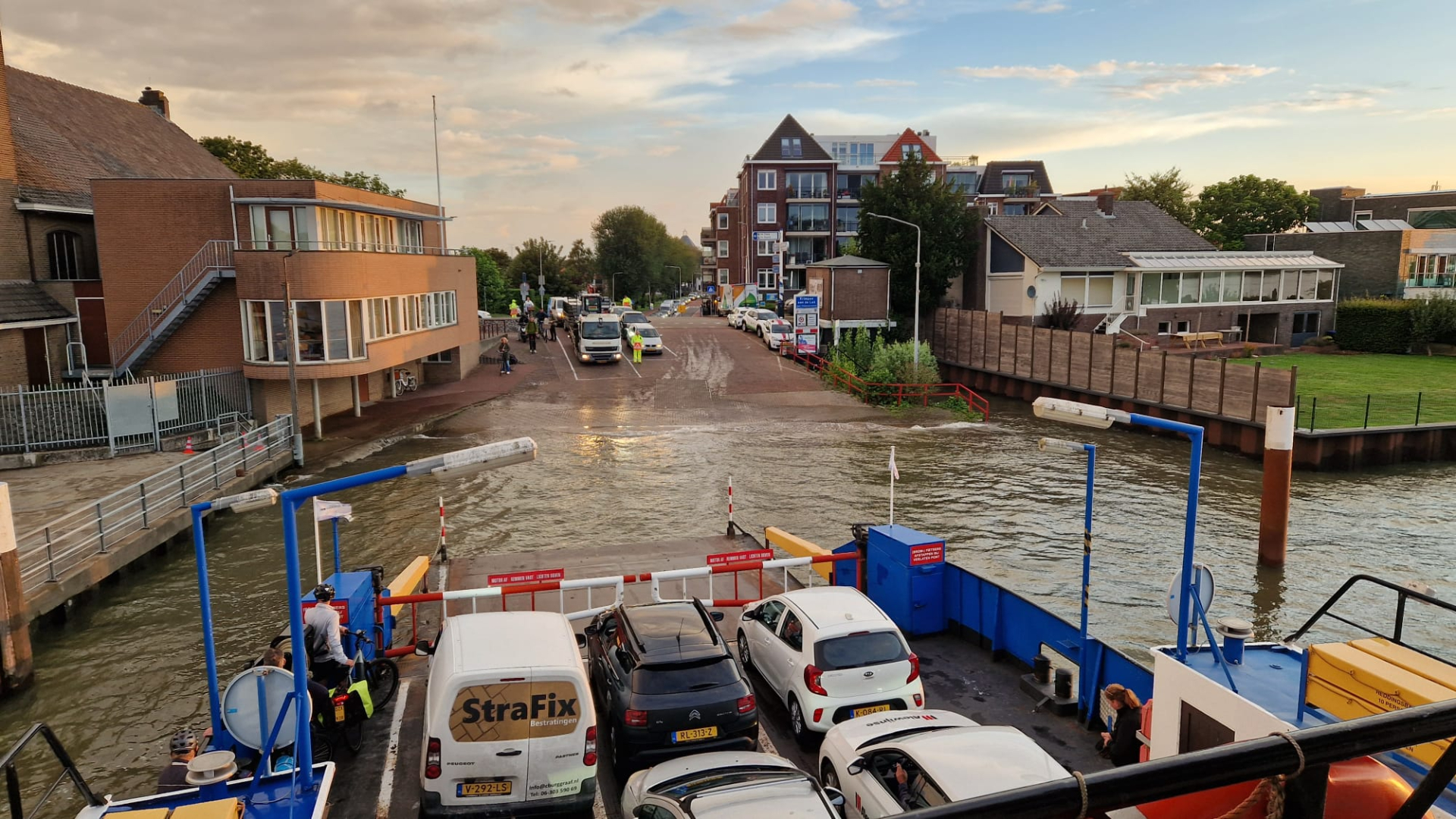 Drukte op maandagochtend bij de veerpont door de dichte Algerabrug.