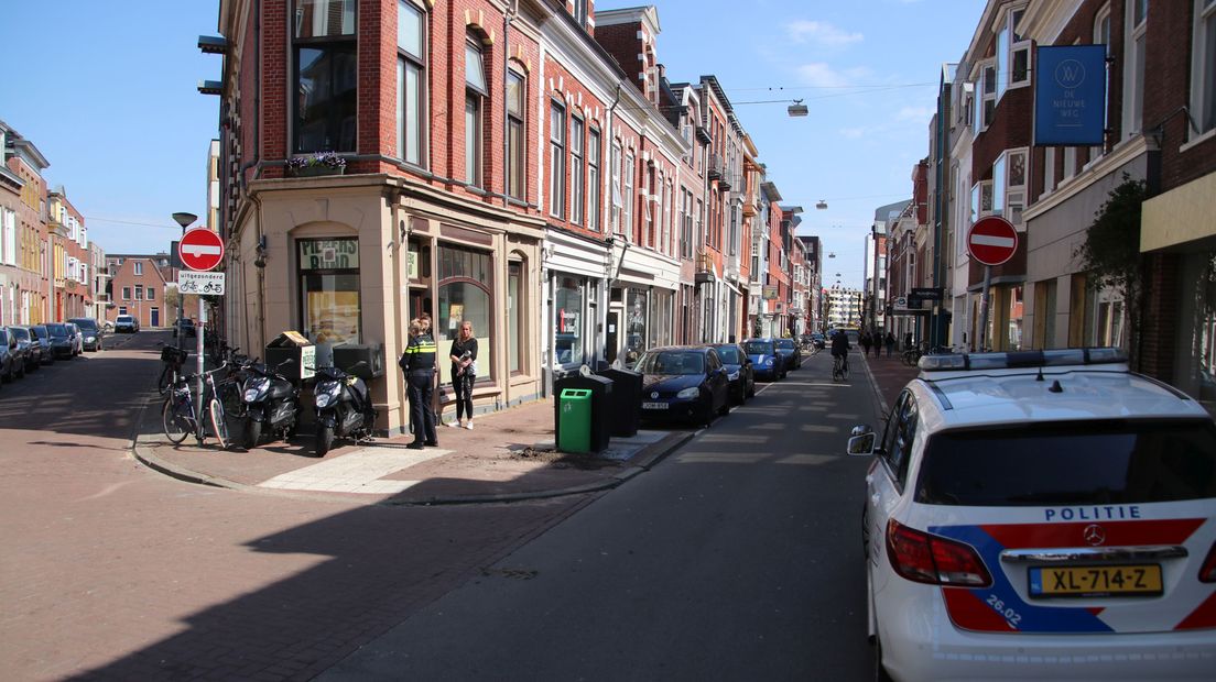 Politie bij de eetgelegenheid aan de Nieuweweg in Stad