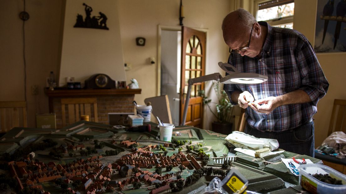 Maquettebouwer Jan Abbing is geconcentreerd met het kerktorentje bezig (RTV Drenthe / Robbert Oosting)