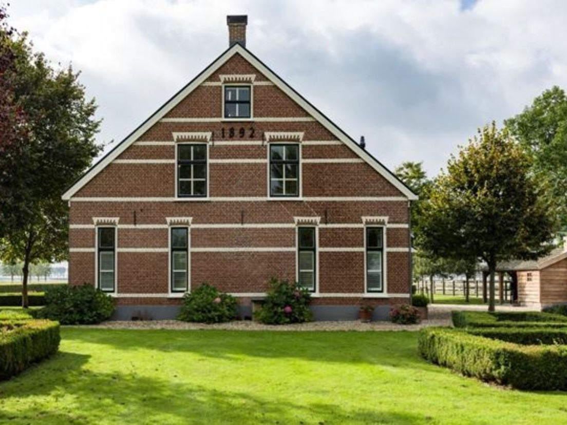 Als je eigenaar bent van dit huis, hoef je voor een bruine kroeg niet meer uit huis.