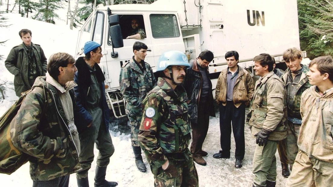 Nederlandse soldaten in gesprek met Bosnische moslimstrijders in 1994