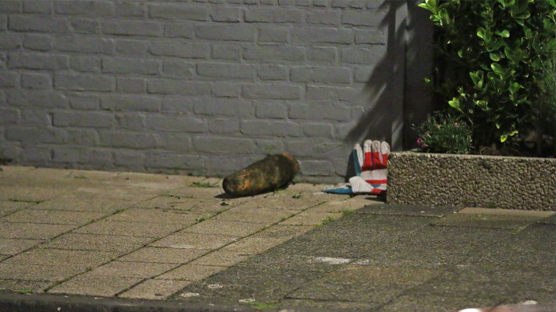 De granaat ligt op straat in de Lijsterbesstraat.