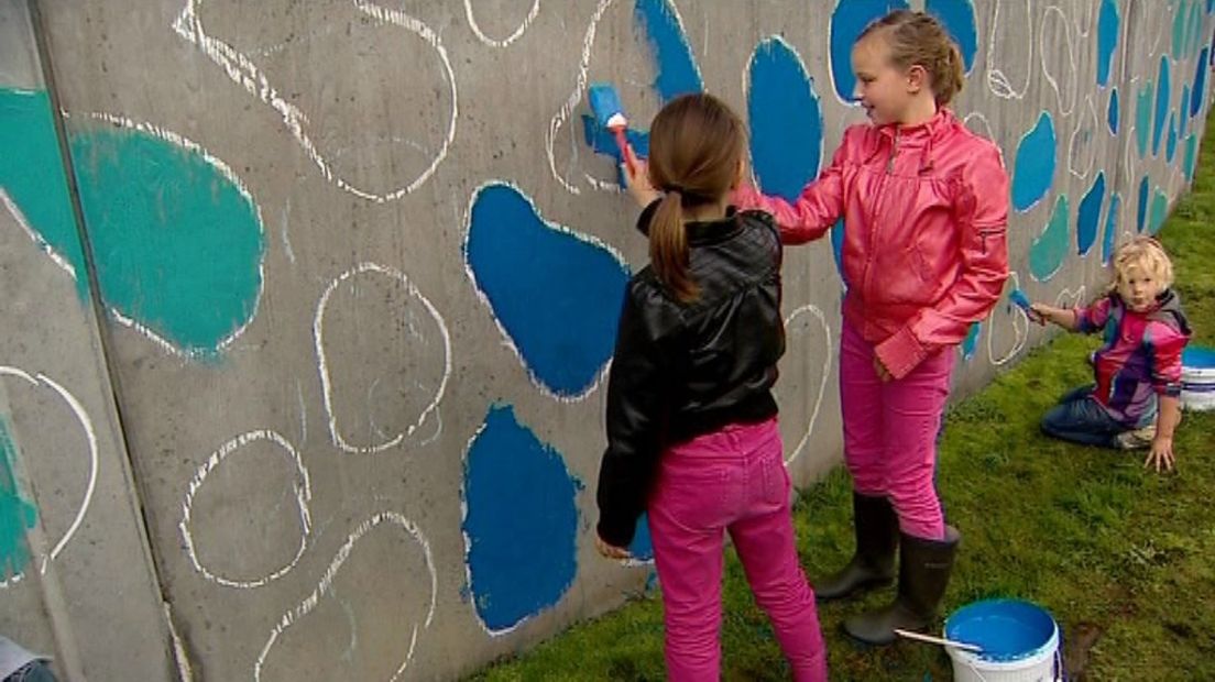 Kinderen beschilderen de waterzuivering