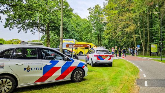 Persoon ernstig gewond bij botsing tussen twee fietsers in Losser. Persoon ernstig gewond bij botsing tussen twee fietsers in Losser.