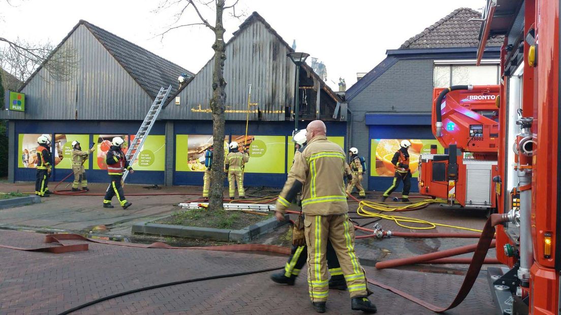 De brandweer probeert het vuur onder controle te krijgen (Rechten: Persbureau Meter)