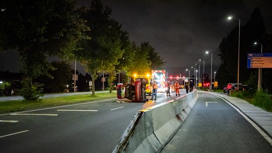 Auto op zijkant door botsing met tijdelijke vangrail