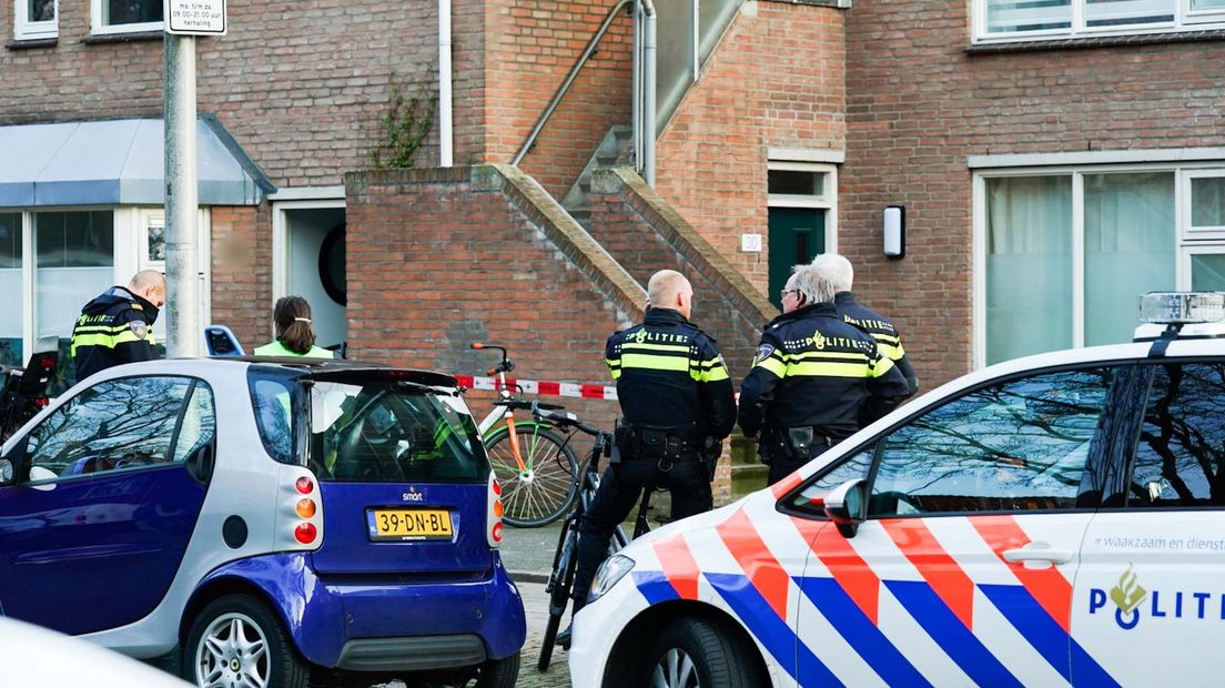 Agenten hebben de trap naar de woning afgezet met een lint.